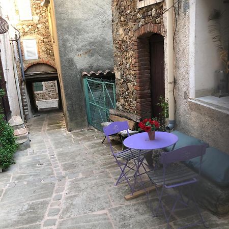 Logement neuf centre du village aux pieds du château Grimaud Exterior foto