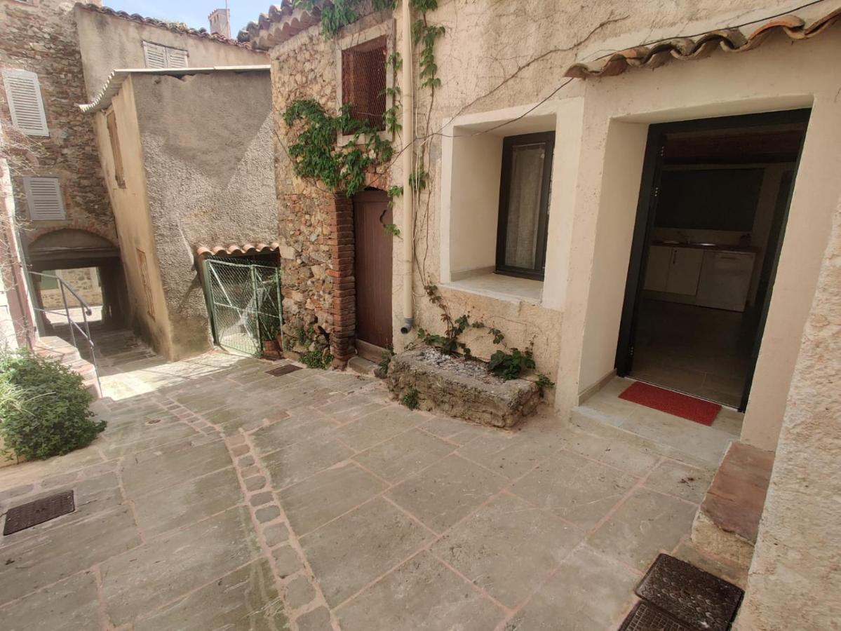 Logement neuf centre du village aux pieds du château Grimaud Exterior foto